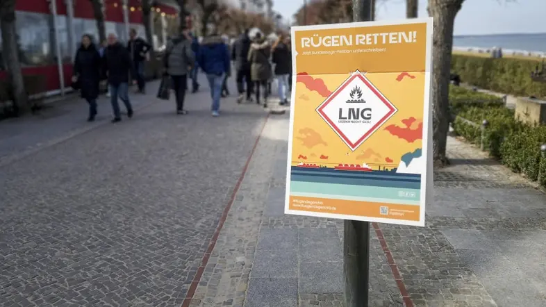 Ein Plakat für eine Petition gegen ein LNG-Terminal vor der Küste Rügens.