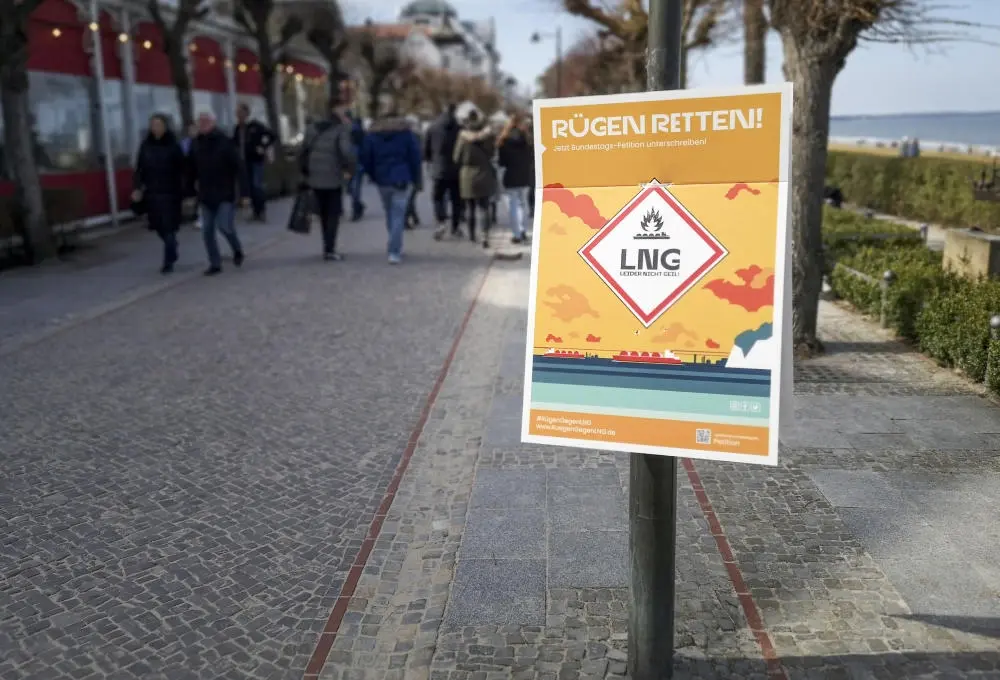 Ein Plakat für eine Petition gegen ein LNG-Terminal vor der Küste Rügens.