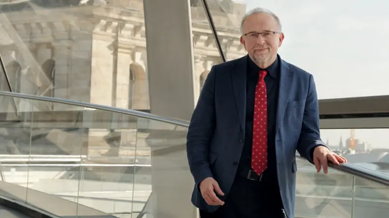 Axel Schäfer auf dem Dach des Reichstagsgebäudes