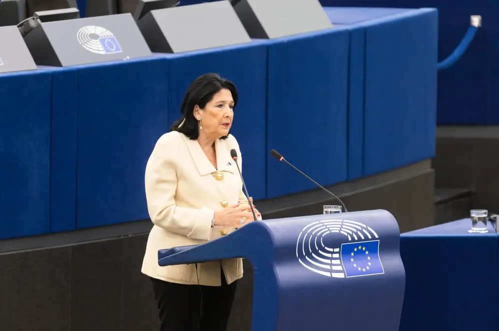 Salome Surabischwili spricht im Plenarsaal des Europäischen Parlaments.