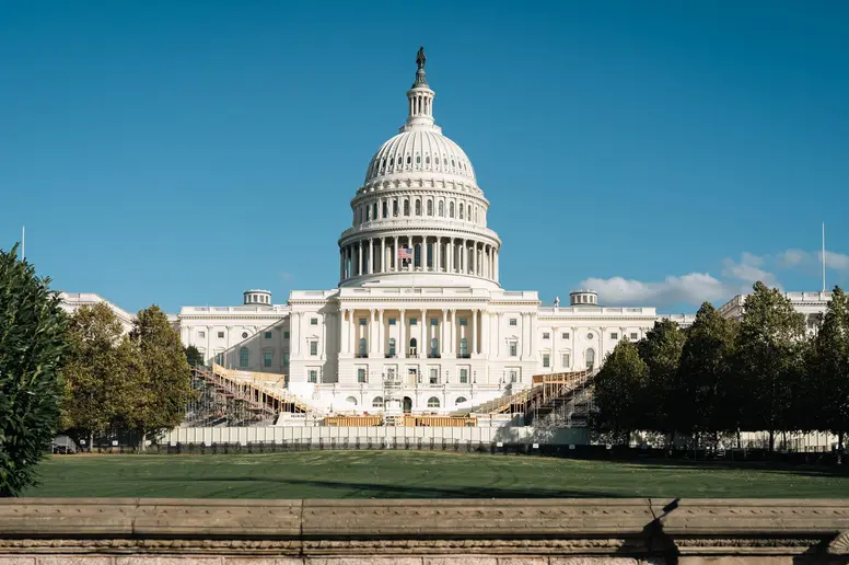 Das US-Capitol vor blauem Himmel