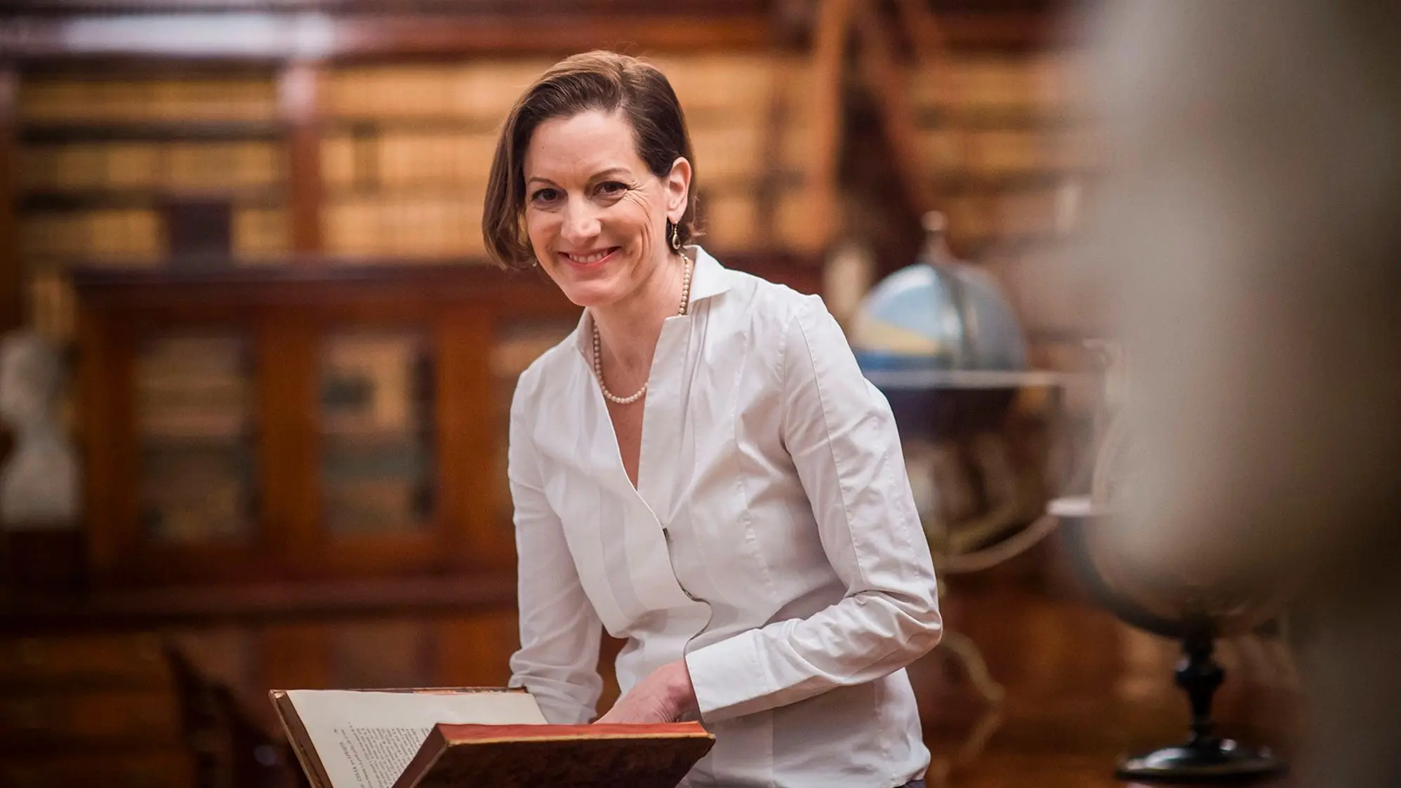 Anne Applebaum mit einem Buch