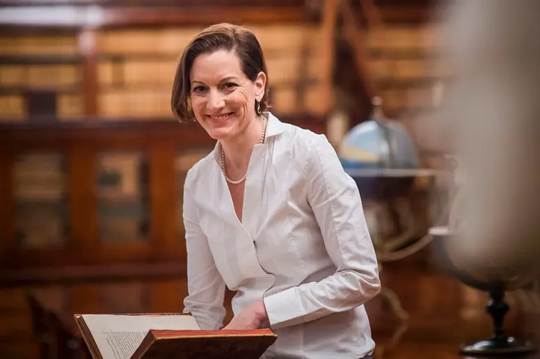 Anne Applebaum mit einem Buch