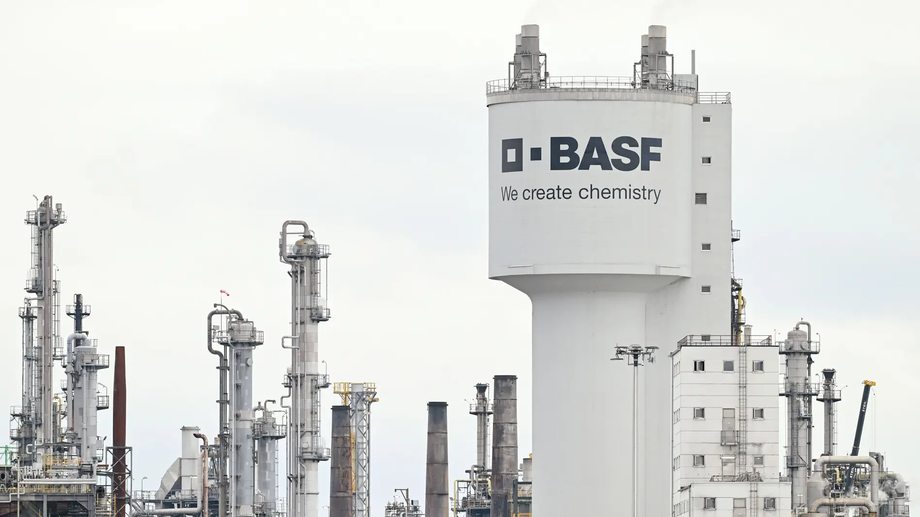 Produktionsanlagen stehen auf dem Werksgelände des Chemiekonzerns BASF