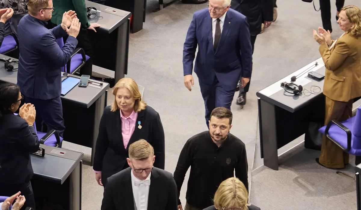 Sonderveranstaltung mit dem Staatspräsidenten der Ukraine, Wolodymyr Selenskyj. Hier beim gemeinsamen Gang aus dem Plenarsaal (vorne links nach hinten rechts) Bundestagspräsidentin Bärbel Bas, SPD, MdB, Staatspräsidenten der Ukraine, Wolodymyr Selenskyj, Bundespräsident Dr. Frank-Walter Steinmeier, Bundeskanzler Olaf Scholz, SPD, MdB, Bundesratspräsidentin und Ministerpräsidentin von Mecklenburg-Vorpommern Manuela Schwesig, SPD, und Richterin des Bundesverfassungsgerichts Prof. Dr. Christine Langenfeld.