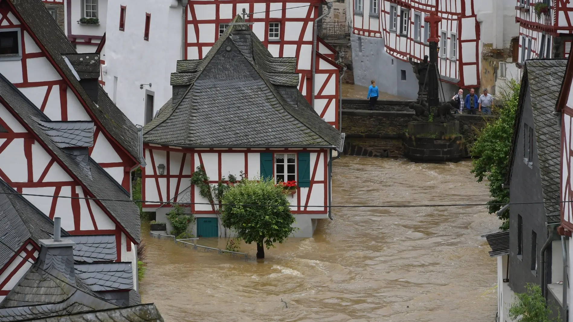 Monreal in Rheinland-Pfalz steht unter Wasser.