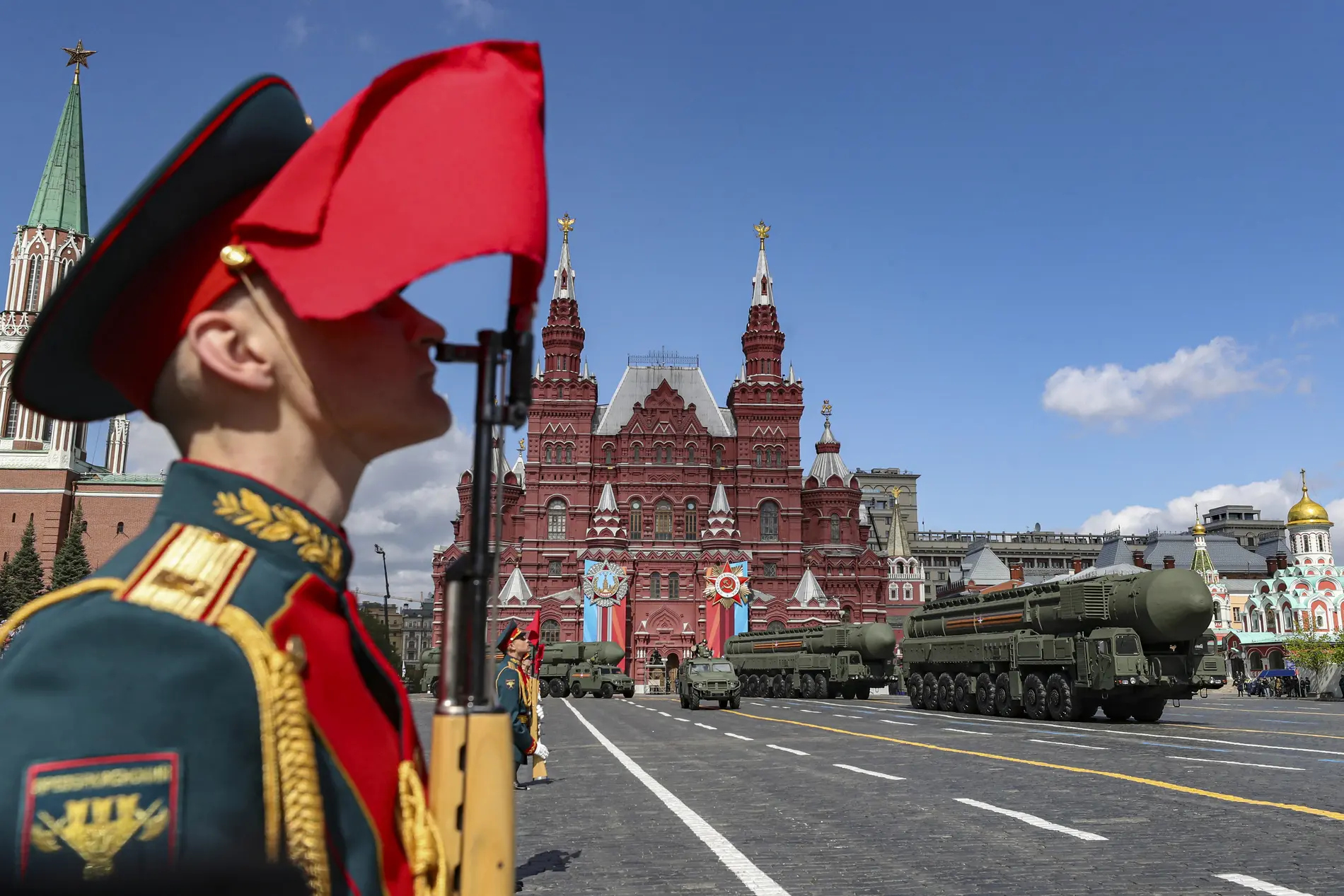 Russische Interkontinentalraketen auf dem Roten Platz in Moskau.