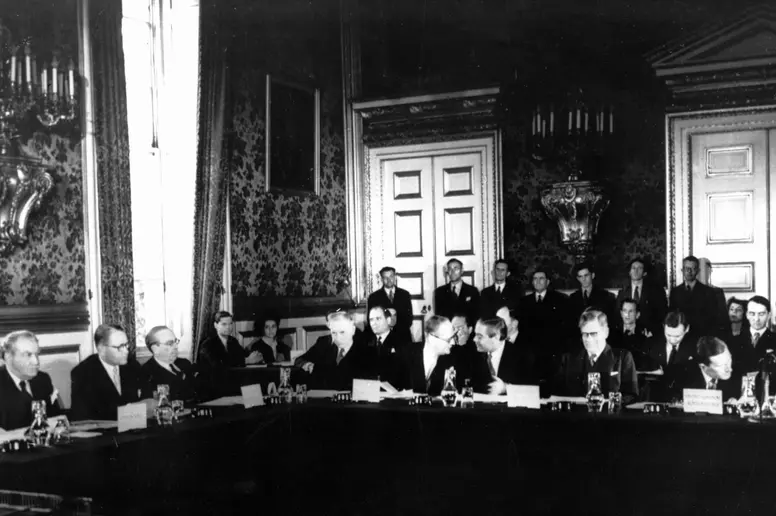 Die Vertreter der zehn am Europa-Statut beteiligten Länder während der Unterzeichnung am 5. Mai 1949 im St. James Palast in London.