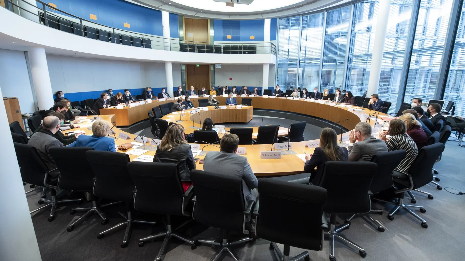 Der Rechtsausschuss konstituiert sich. Blick in den Saal.