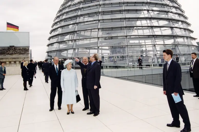 Queen Elizabeth II auf der Dachterrasse des Reichstagsgebäudes