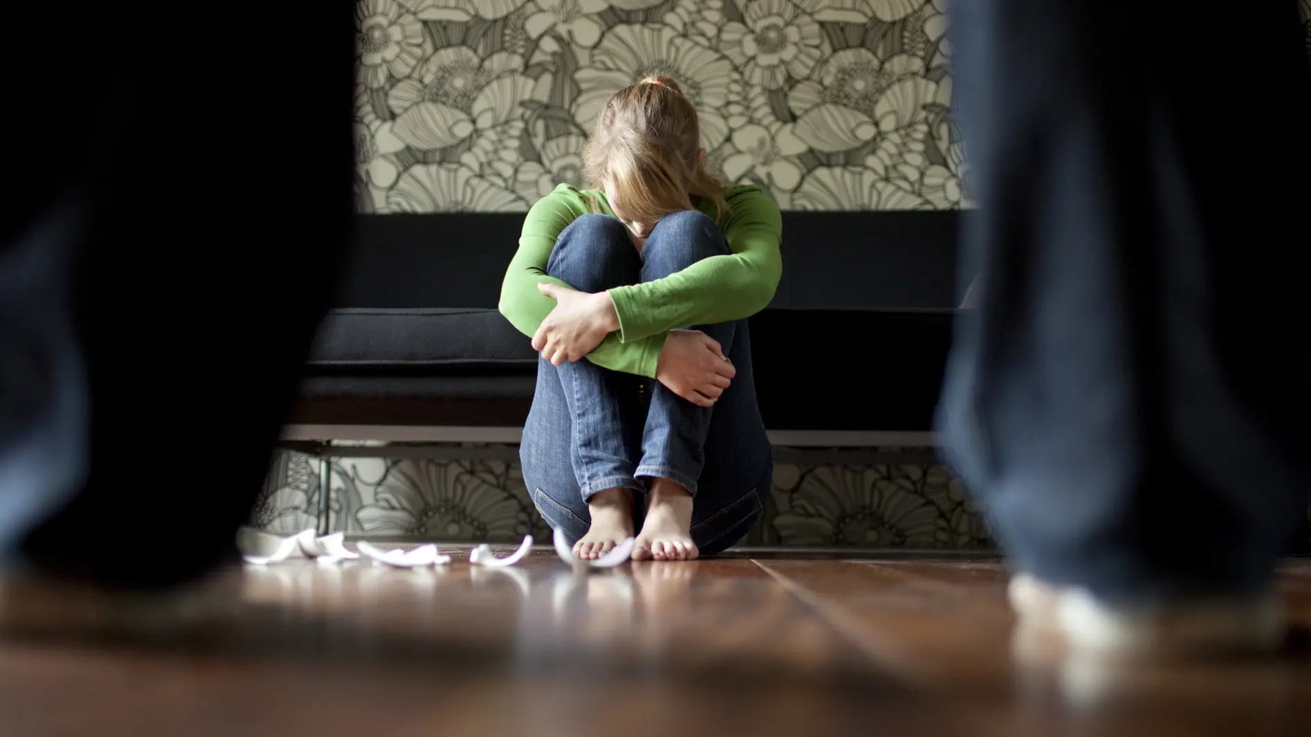 Symbolbild häusliche Gewalt: Eine junge Frau wird bedroht.