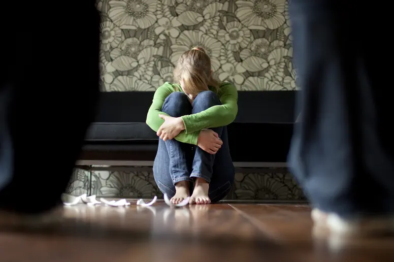 Symbolbild häusliche Gewalt: Eine junge Frau wird bedroht.