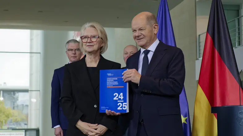 Olaf Scholz und Monika Schnitzer bei der Übergabe des Jahresberichtes im Kanzleramt