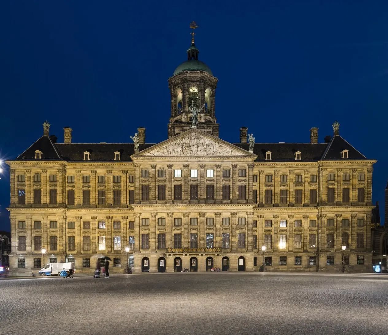 Der königliche Palast 'Paleis op de Dam' im Zentrum von Amsterdam bei Nacht.