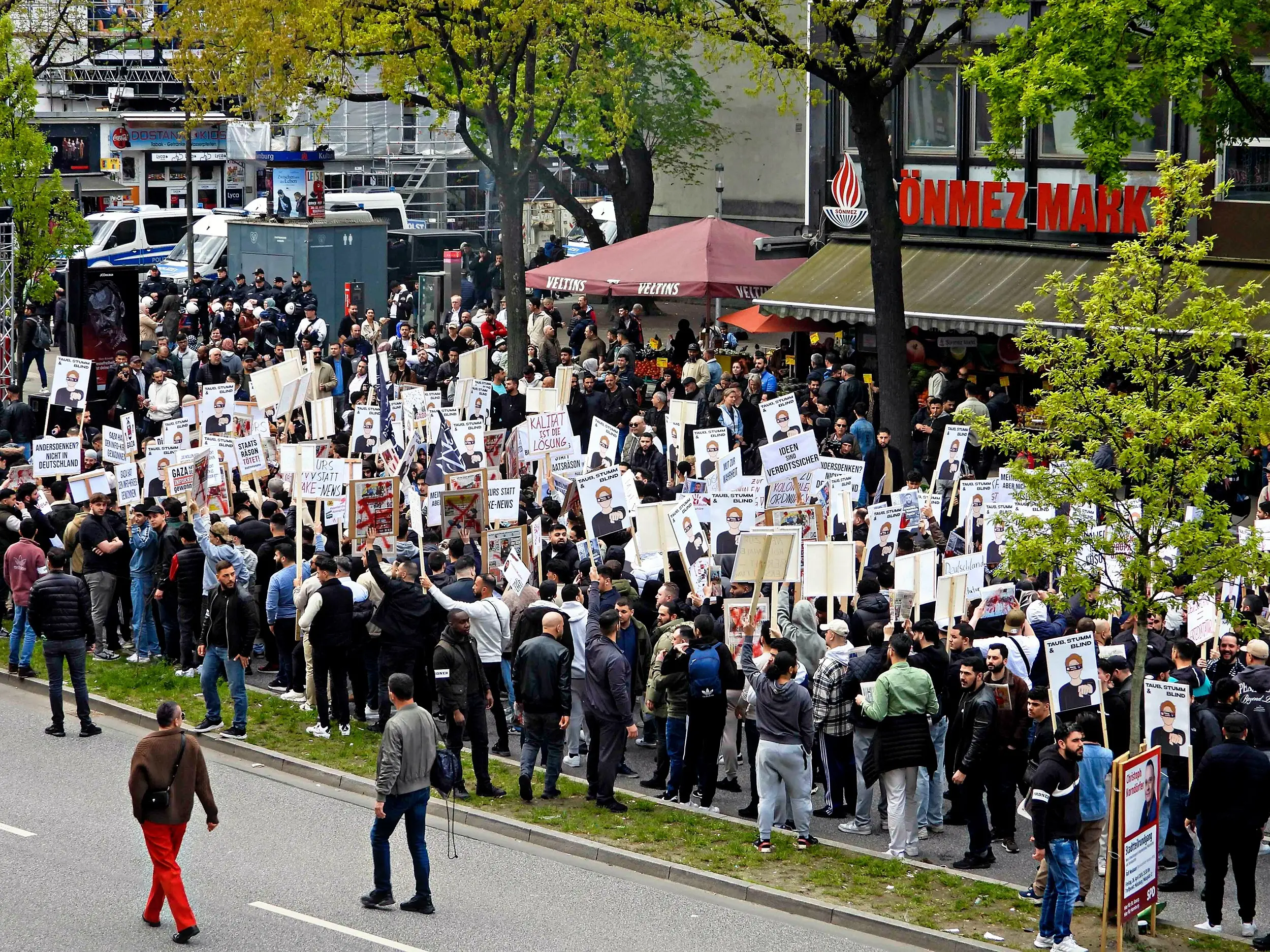Eine Demonstration von Islamisten in Hamburg