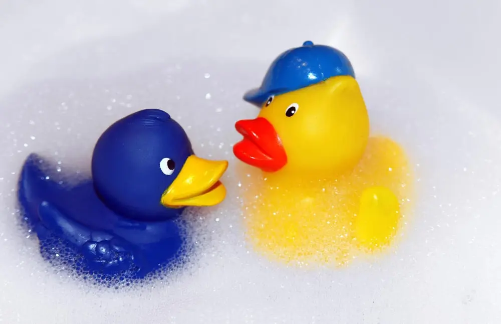 Eine blaue und eine gelbe Bade-Ente