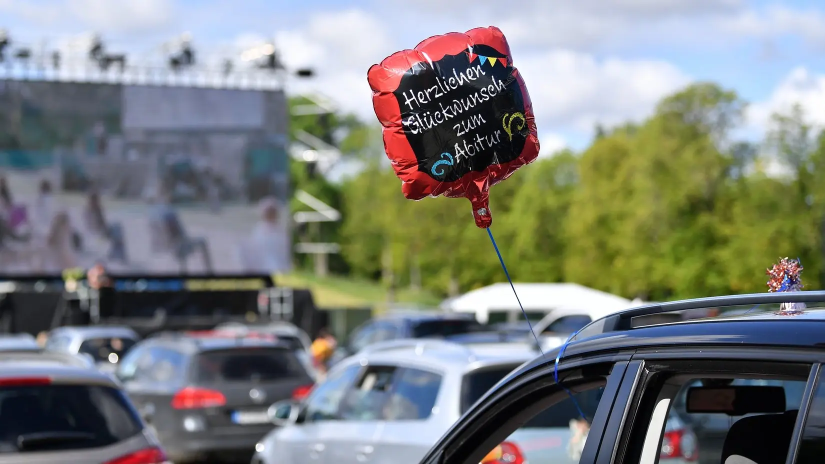 Glückwunsch-zum-Abitur-Luftballon an einem Auto