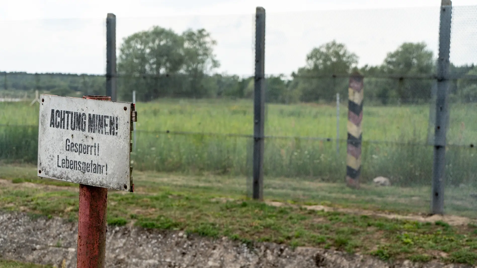 Ein Schild warnt an der Innerdeutschen Grenze vor der Gefahr von Minen