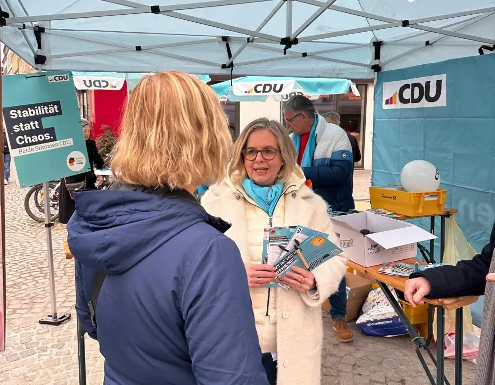 Ursula Groden-Kranich während des Wahlkampfs im Informationsstand der CDU.