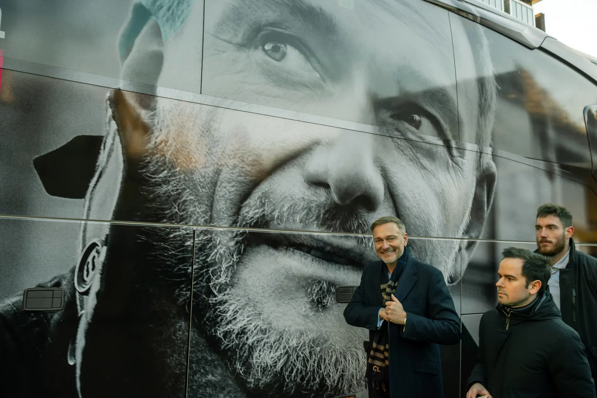 Christian Lindner vor seinem Kampagnenbus