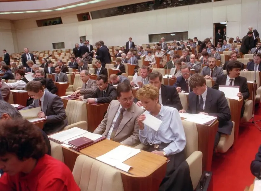 Blick in die konstituierende Sitzung der DDR-Volkskammer 1990