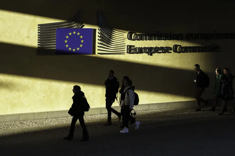 Der Schriftzug der Europäischen Kommission in Brüssel am Gebäude
