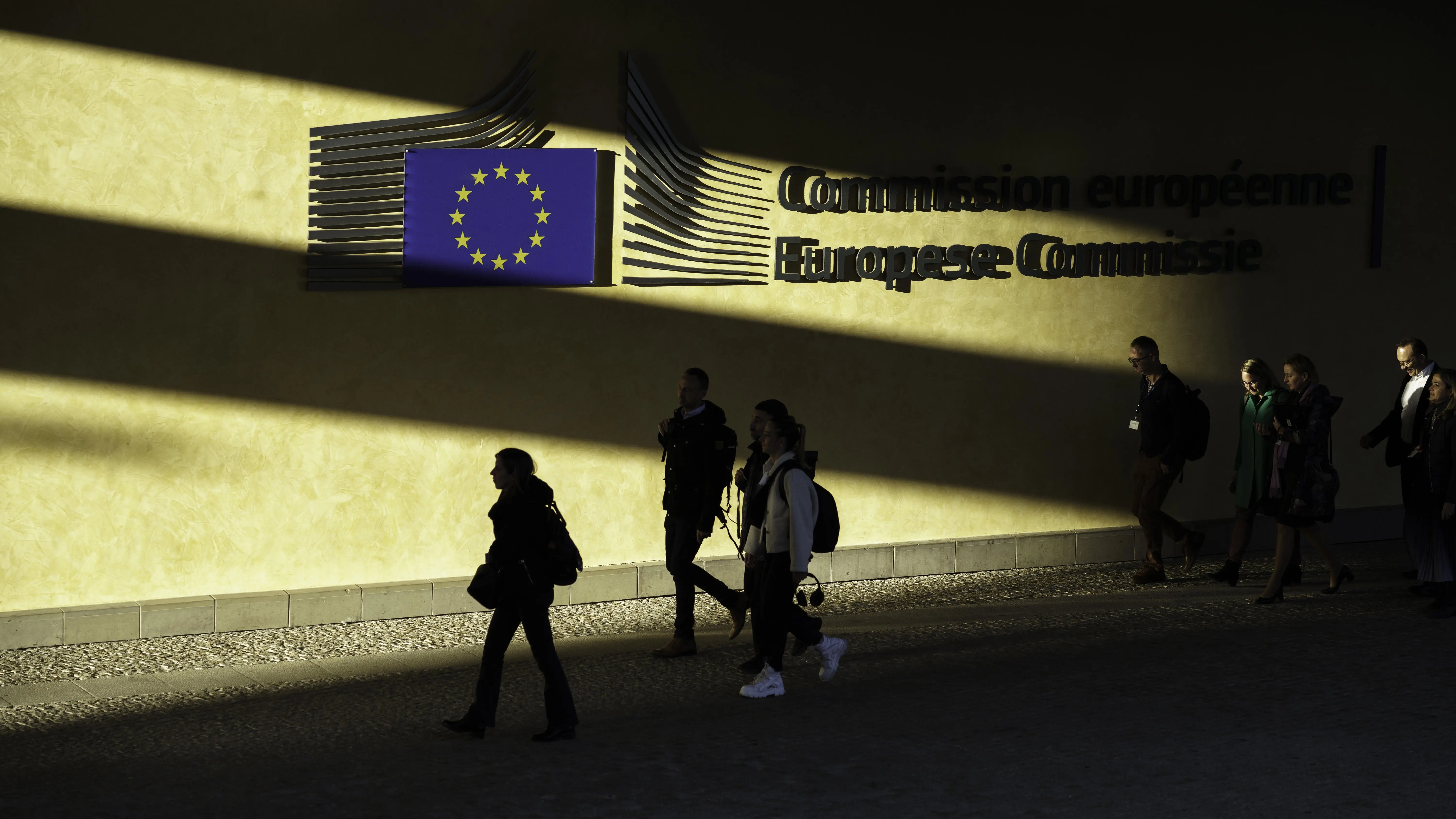 Der Schriftzug der Europäischen Kommission in Brüssel am Gebäude