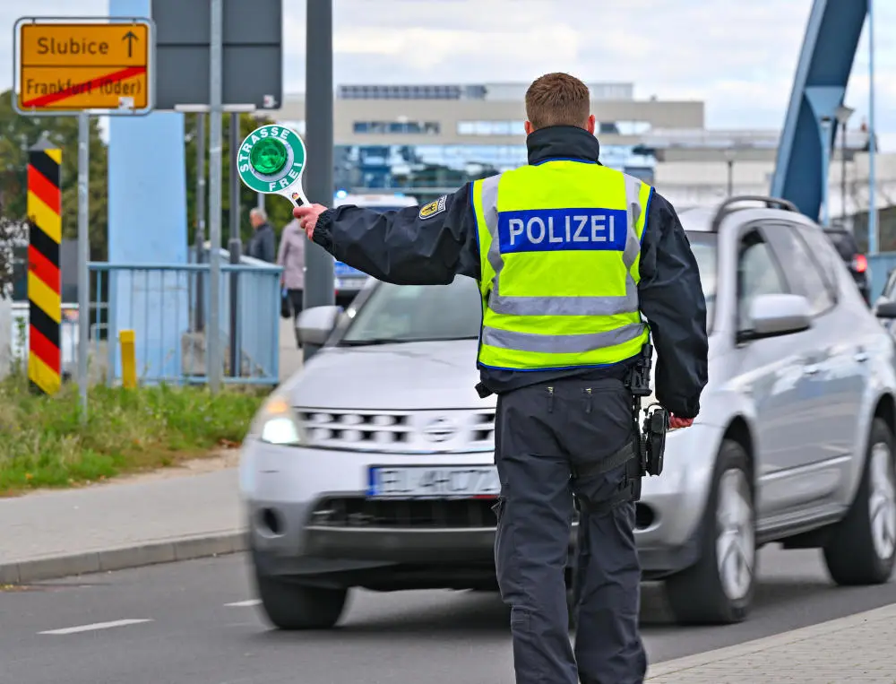 Bundespolizist kontrolliert den Einreiseverkehr an der deutsch-polnischen Grenze
