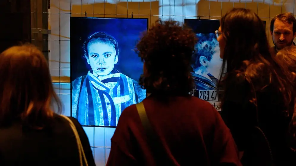 Porträt von Czeslawa Kwoka in der Ausstellung zu 80. Jahren Auschwitz-Befreiung.