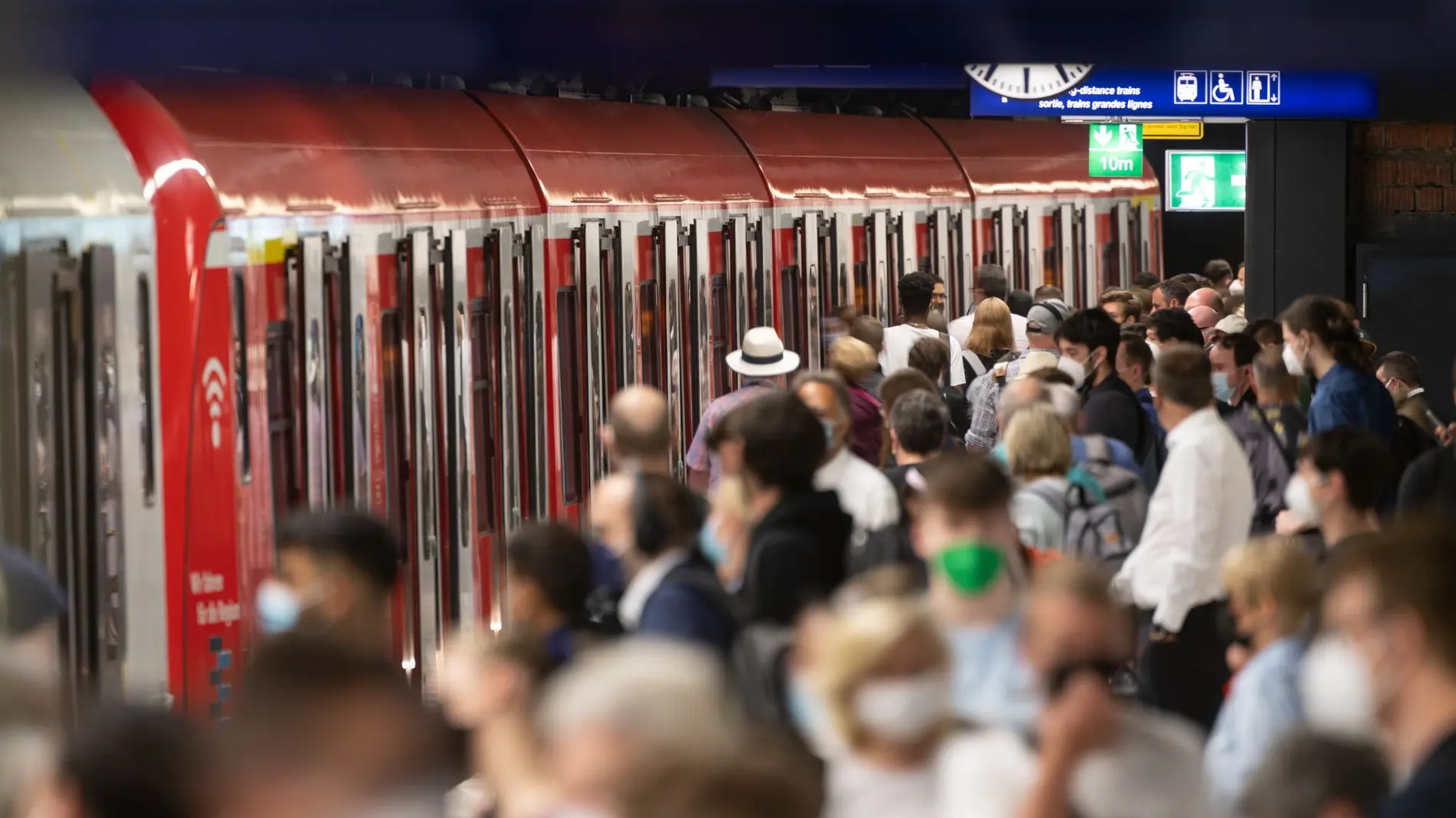 Menschen warten an einem Gleis des Tiefbahnhofs im Hauptbahnhof auf die S-Bahn.