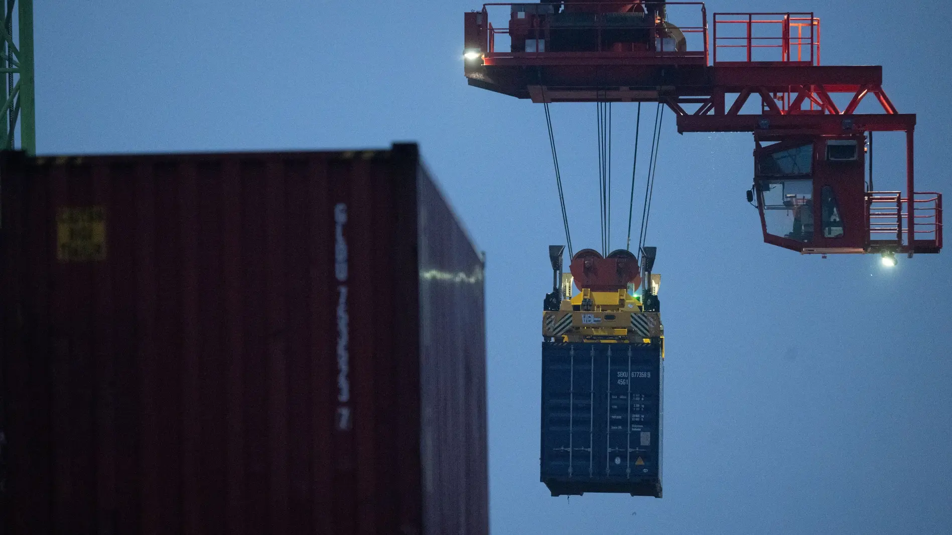 Container werden am Hafen Stuttgart umgeladen. 