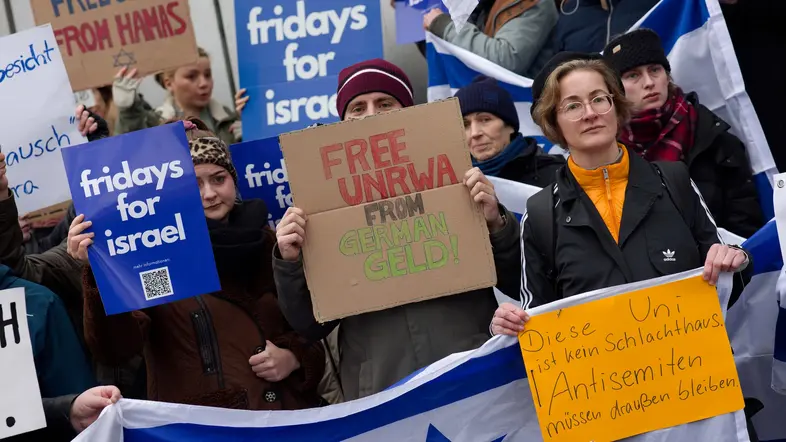 Studenten protestierten mit Plakaten gegen Antisemitismus und Diskriminierung