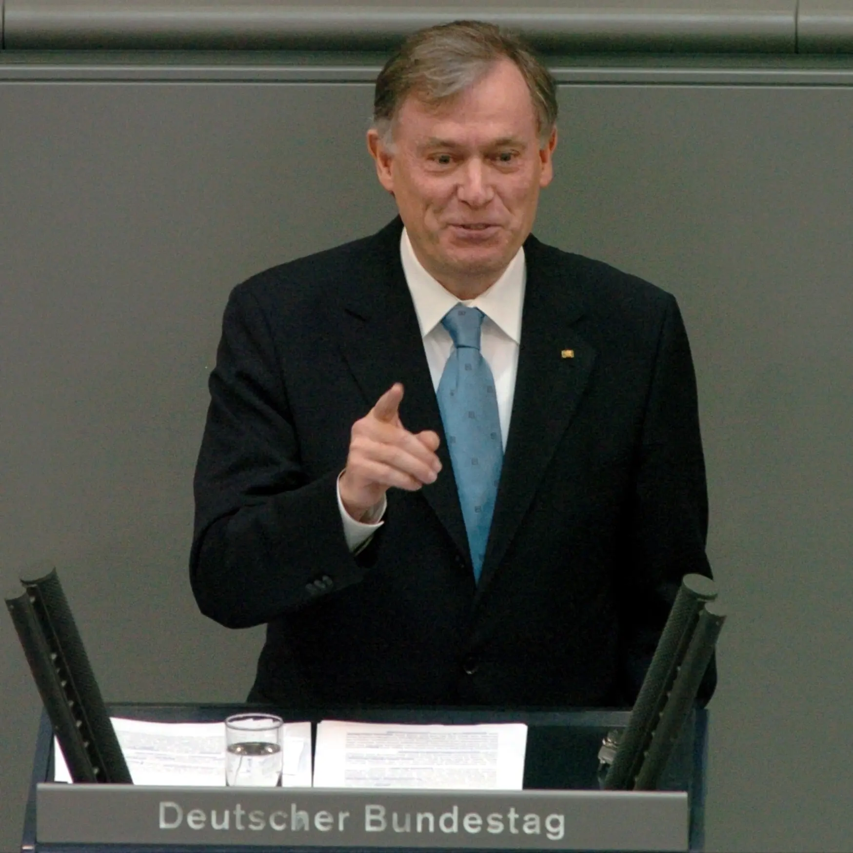 Horst Köhler am Rednerpult mit Handgeste