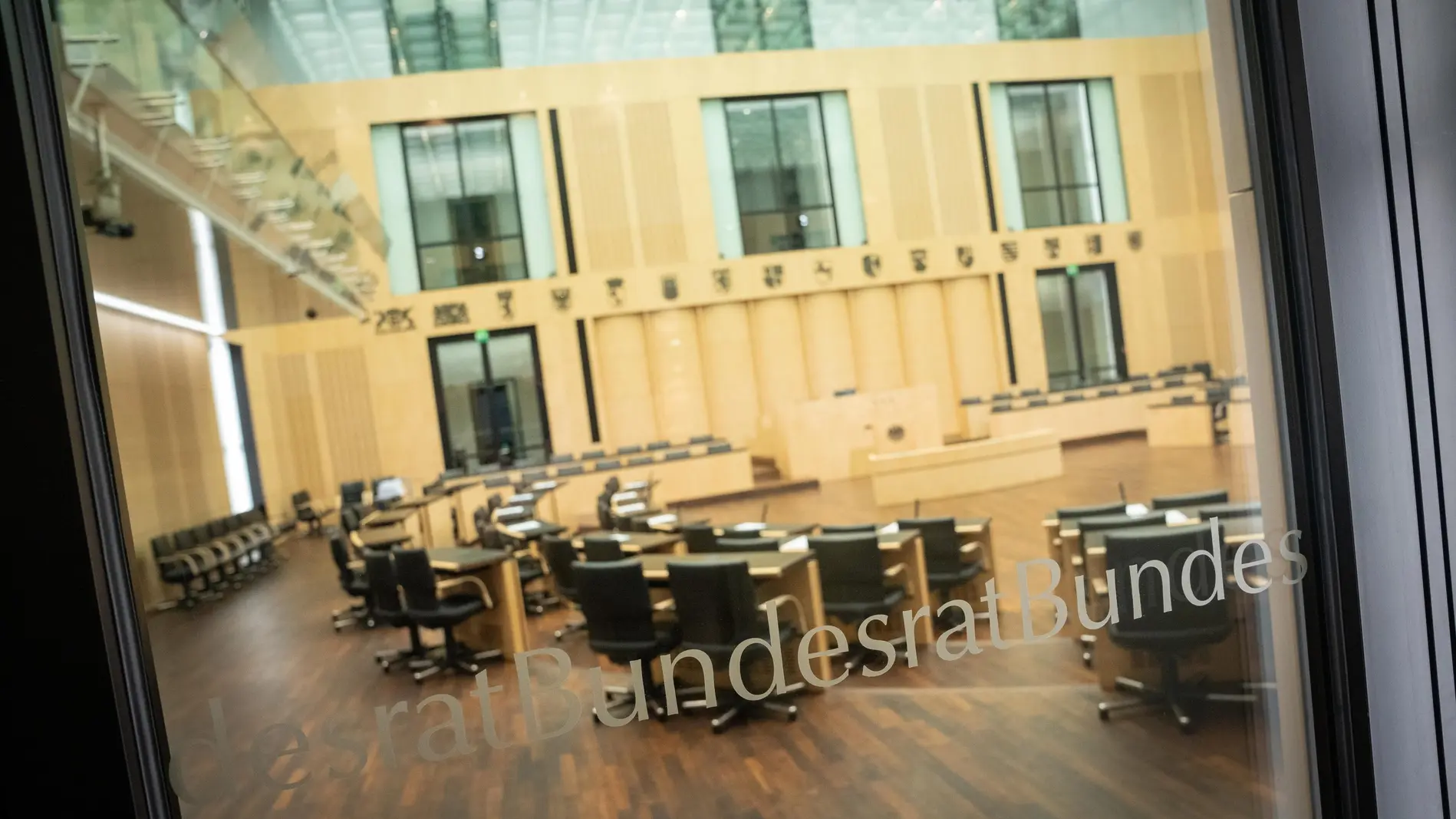 Blick in den leeren Plenarsaal des Bundesrates.