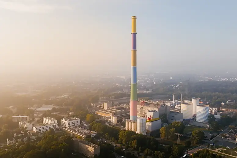 Schornstein des französischen Künstlers Daniel Buren am Heizkraftwerk Chemnitz-Nord