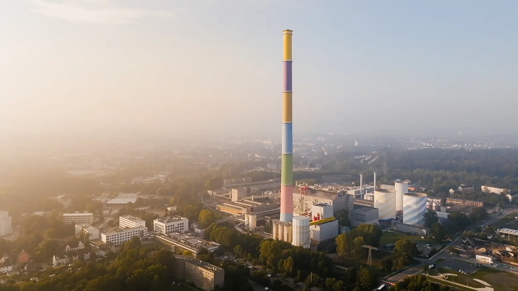 Schornstein des französischen Künstlers Daniel Buren am Heizkraftwerk Chemnitz-Nord