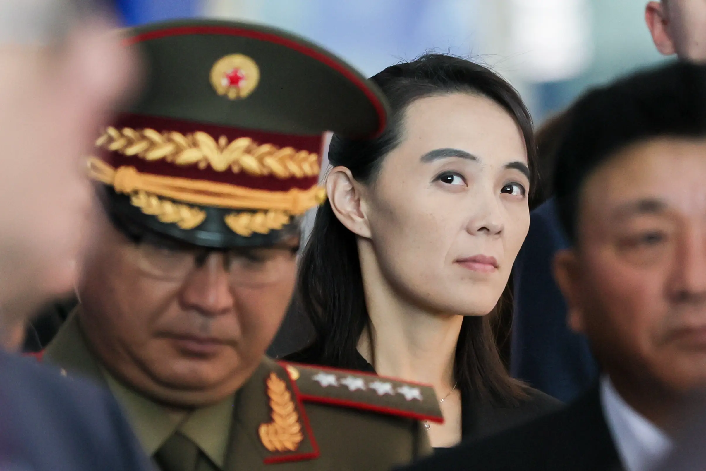 Kim Yo Jong zwischen mehreren Militärs