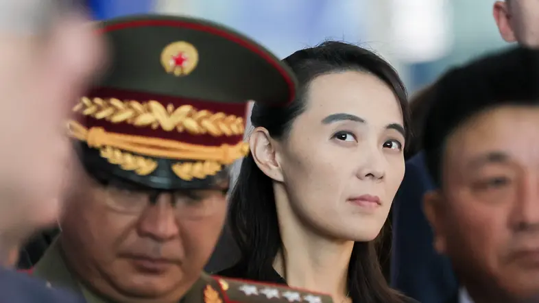 Kim Yo Jong zwischen mehreren Militärs