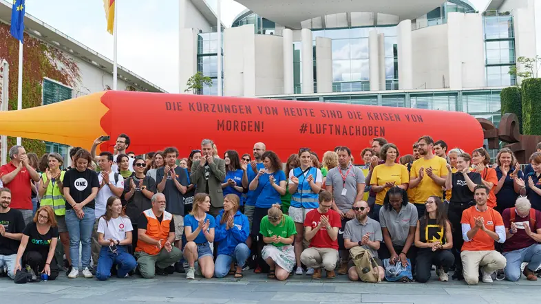 Die #LuftNachOben-Kampagne protestiert vor dem Kanzleramt in Berlin