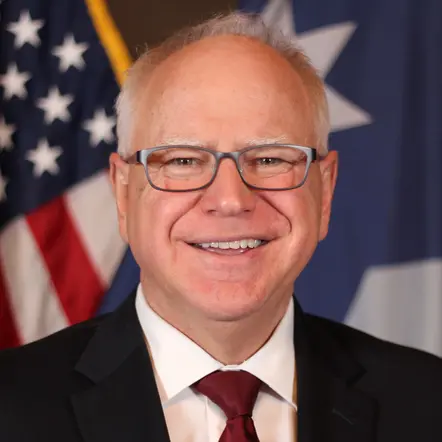 Tim Walz vor der US-Fahne