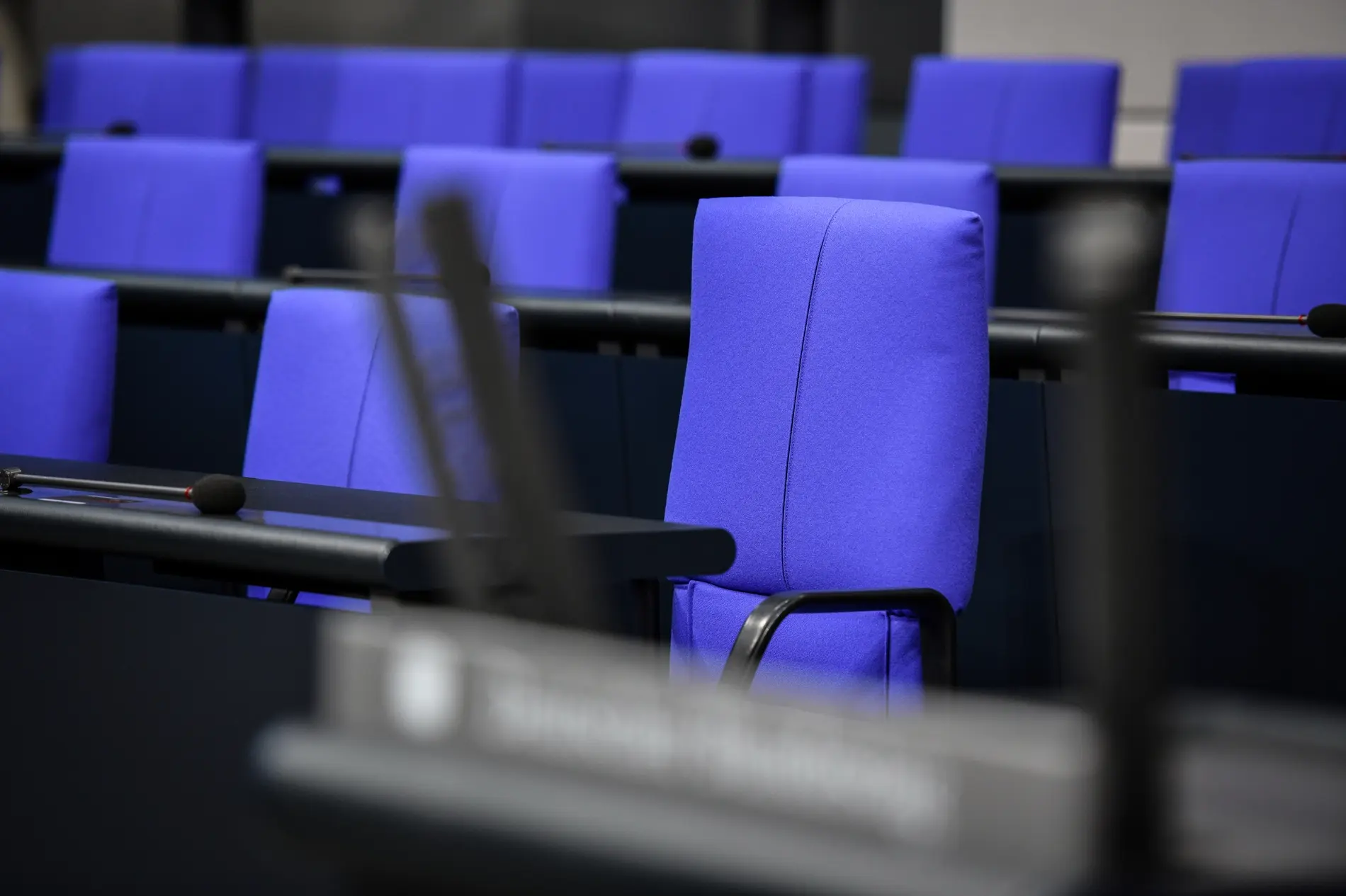 Blick auf die leere Regierungsbank im Deutschen Bundestag.