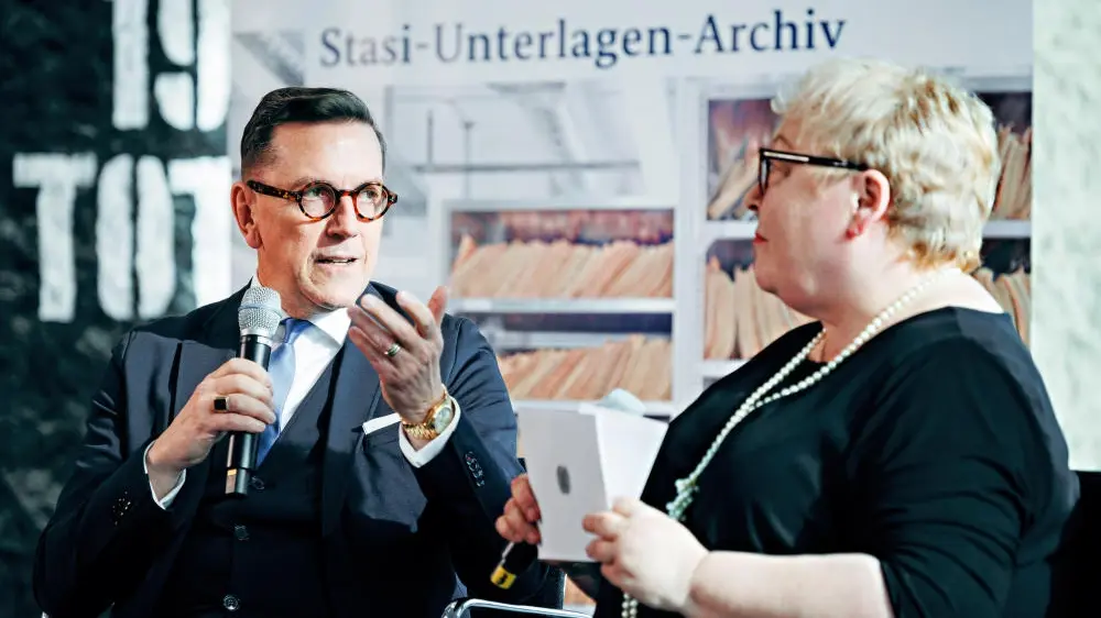 Mario Röllig und Evelyn Zupke zur Eröffnung der Wanderausstellung des Stasi-Unterlagen-Archivs.