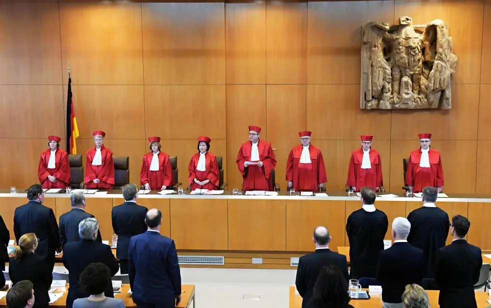 Zu sehen sind die Richterinnen und Richter des Bundesverfassungsgerichtes.