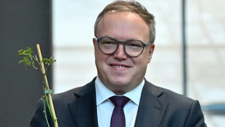 Mario Voigt mit einer Brombeer-Pflanze