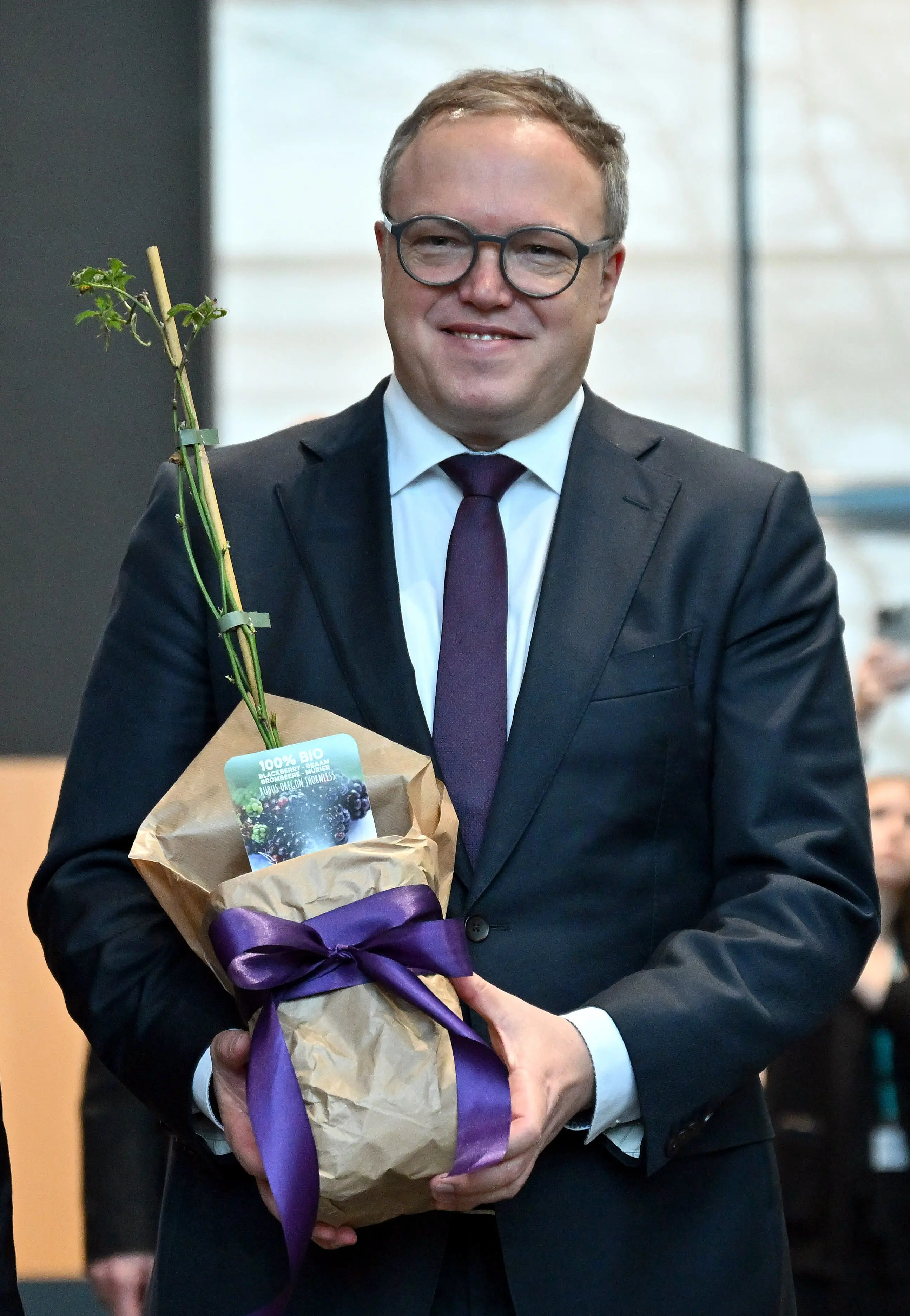 Mario Voigt mit einer Brombeer-Pflanze