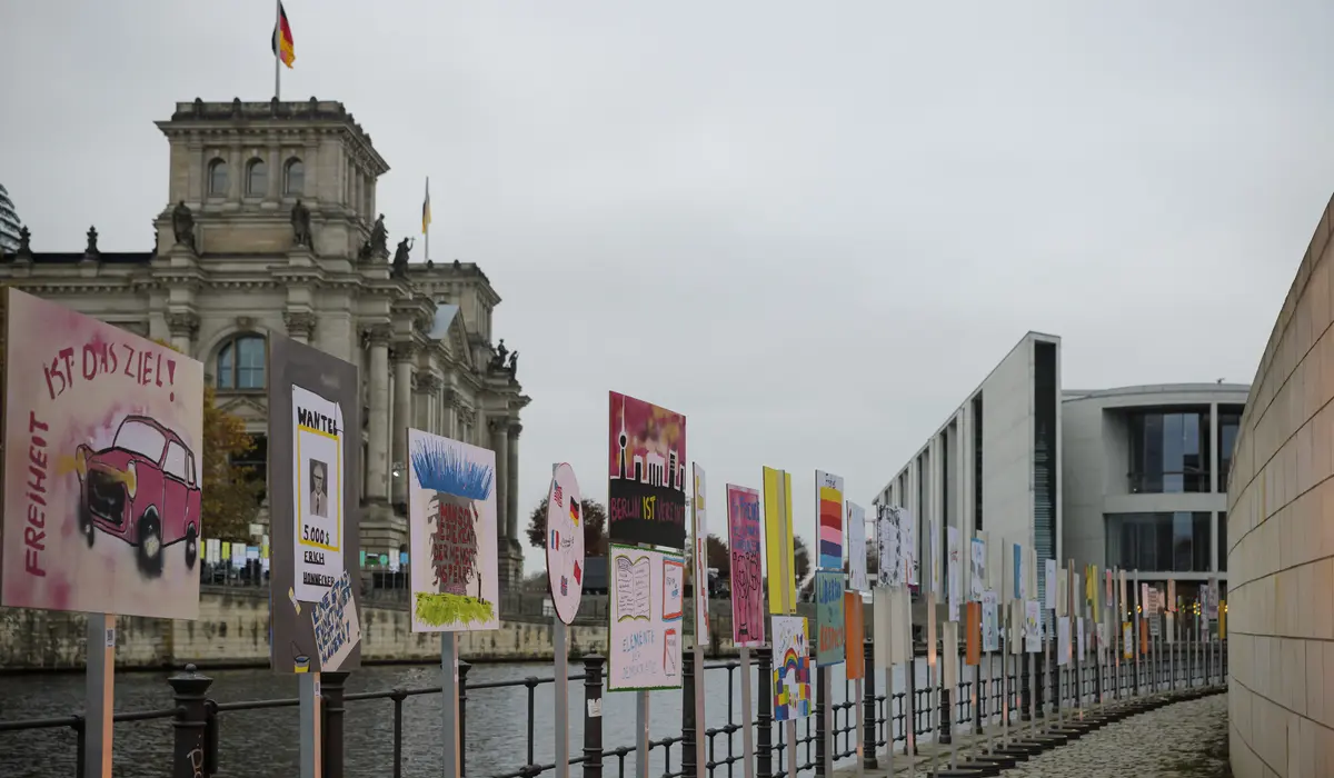 Plakate zum 35. Jubiläum des Mauerfalls im Regierungsviertel