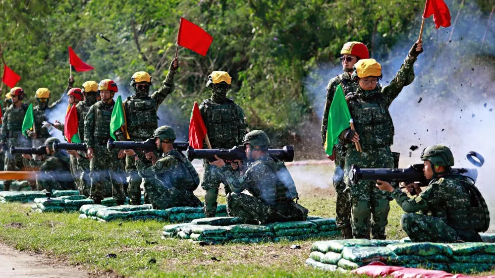 Taiwanesische Soldaten üben den Abschuss von Raketenwerfern.