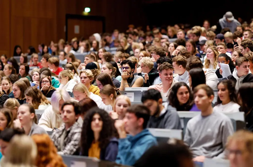 Studierende im großen Hörsaal der Uni Köln.
