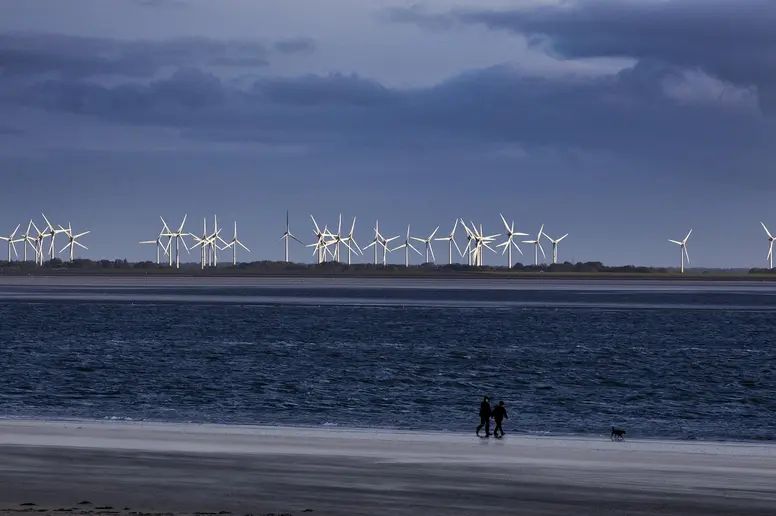 Vom Strand in Norderney sind viele Windkraftanlagen in Norddeich zu sehen