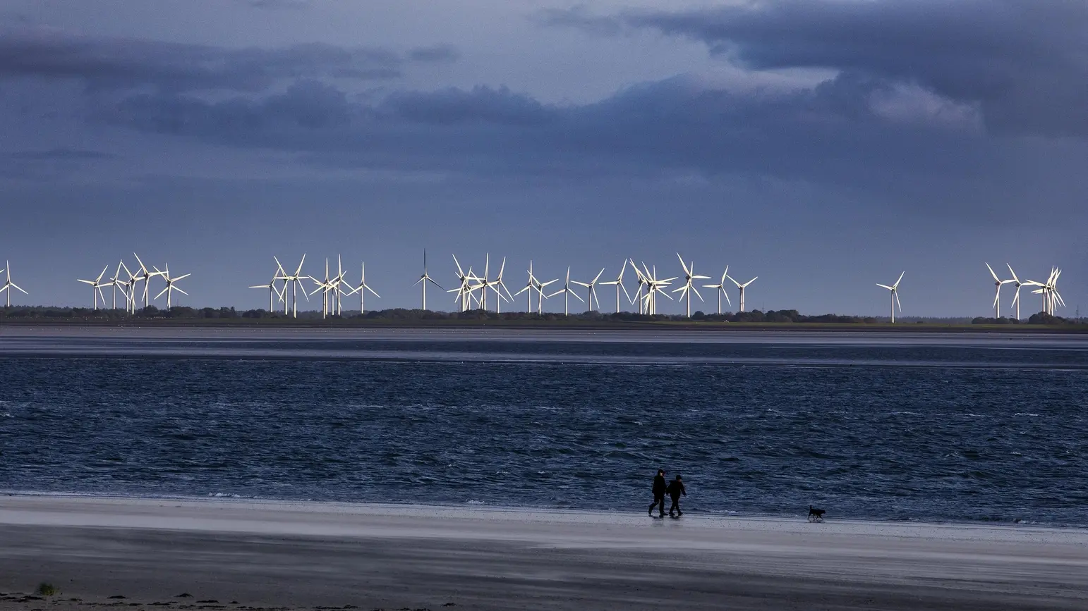 Vom Strand in Norderney sind viele Windkraftanlagen in Norddeich zu sehen